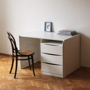 Koulupöytä lapselle koivusta, valkoinen.